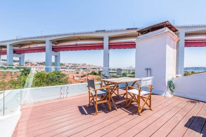 Bright Family Home with Private Rooftop Terrace in Alcântara - image 16