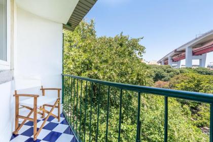 Bright Family Home with Private Rooftop Terrace in Alcântara - image 17