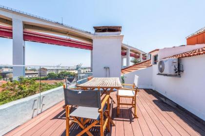 Bright Family Home with Private Rooftop Terrace in Alcântara - image 2