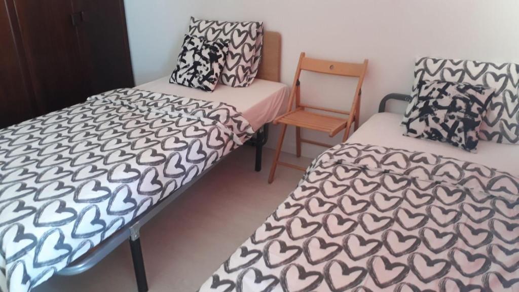 Twin Beds BedRoom sharing Wifi and Ac 300 meters from Station - image 2