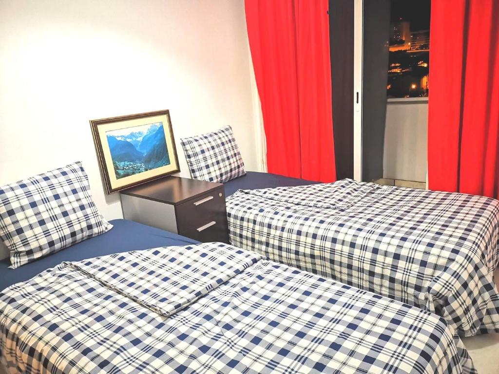 Twin Beds BedRoom sharing Wifi and Ac 300 meters from Station - image 3