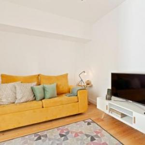 Stunning 2 Bed Apt Sleeps 6 nr Av Almirante Reis