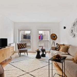 Beautiful Spacious 2 Bed Apartment in Bairro Alto Sleeps 6