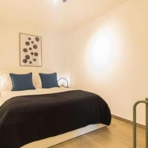 Cozy Black Bricked Flat in Vibrant Graca Quarters