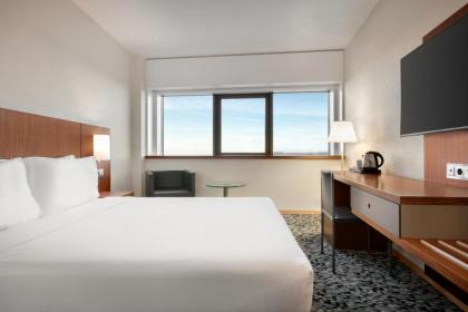Ramada by Wyndham Lisbon - image 3