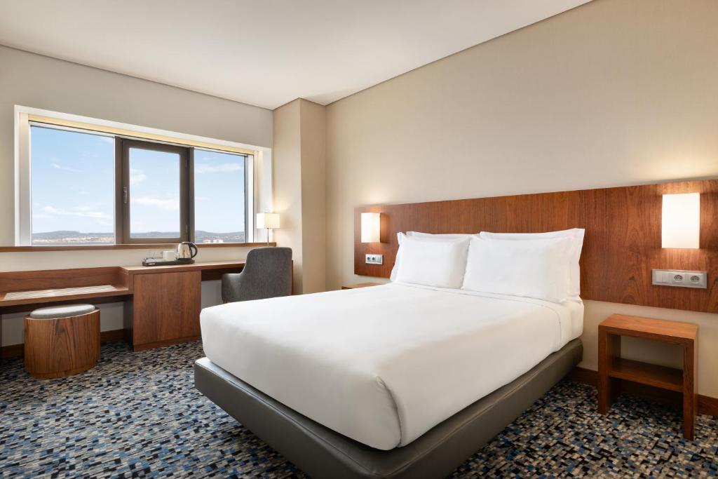 Ramada by Wyndham Lisbon - image 4