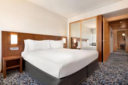 Ramada by Wyndham Lisbon - image 5