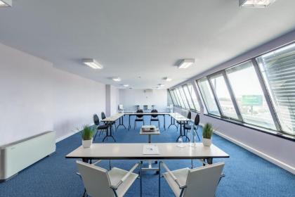 Holiday Inn Express Lisbon Airport - image 8