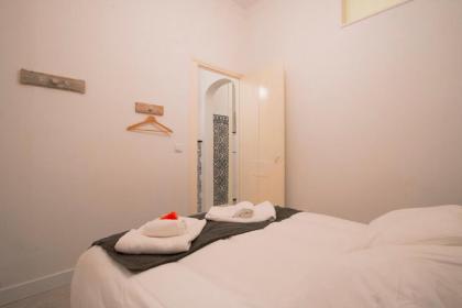 Trendy Alcantara Apartment - image 3