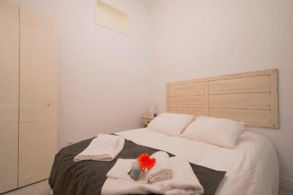 Trendy Alcantara Apartment - image 4