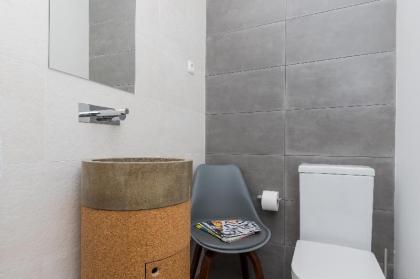 Lisbon Airport Hostel - image 9