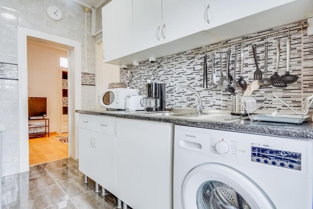 3 Bed River View Apartment in Baixa with balcony - image 4