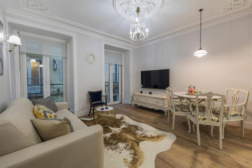 LovelyStay - Vintage Flat Near Santa Justa Elevator! - main image