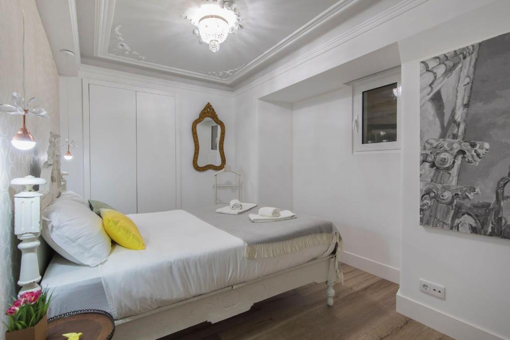 LovelyStay - Vintage Flat Near Santa Justa Elevator! - image 2
