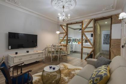 LovelyStay - Vintage Flat Near Santa Justa Elevator! - image 5