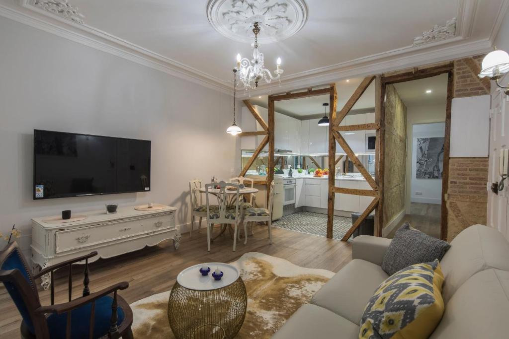 LovelyStay - Vintage Flat Near Santa Justa Elevator! - image 5