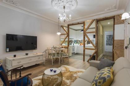 LovelyStay - Vintage Flat Near Santa Justa Elevator! - image 8