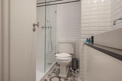LovelyStay - Charming 3 Bedroom Wonder Downtown - image 10