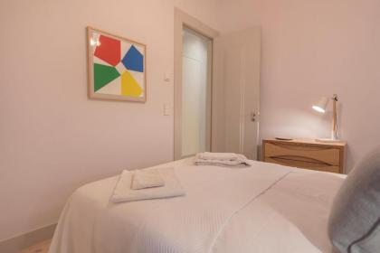 LovelyStay - Charming 3 Bedroom Wonder Downtown - image 11