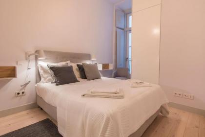 LovelyStay - Charming 3 Bedroom Wonder Downtown - image 13