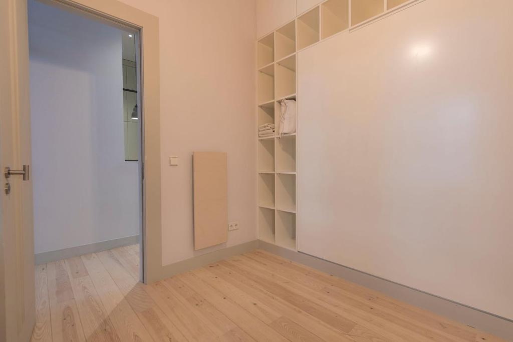 LovelyStay - Charming 3 Bedroom Wonder Downtown - image 2