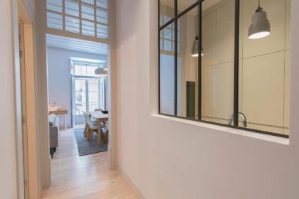 LovelyStay - Charming 3 Bedroom Wonder Downtown - image 3