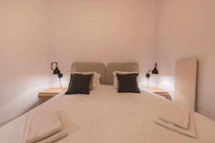 LovelyStay - Charming 3 Bedroom Wonder Downtown - image 5