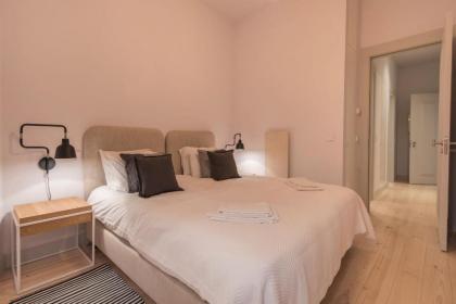 LovelyStay - Charming 3 Bedroom Wonder Downtown - image 8
