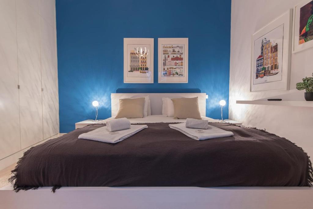 LovelyStay - 3 Bedroom Downtown Wonderwall - main image