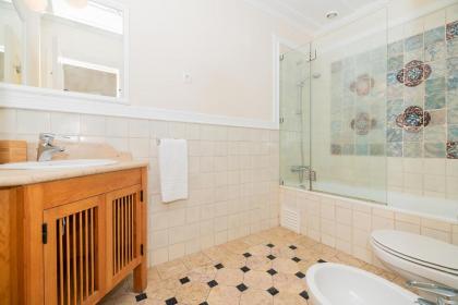 Stunning Apartment in Chiado - Heart of Lisbon - image 16