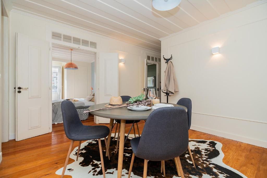 Stunning Apartment in Chiado - Heart of Lisbon - image 3
