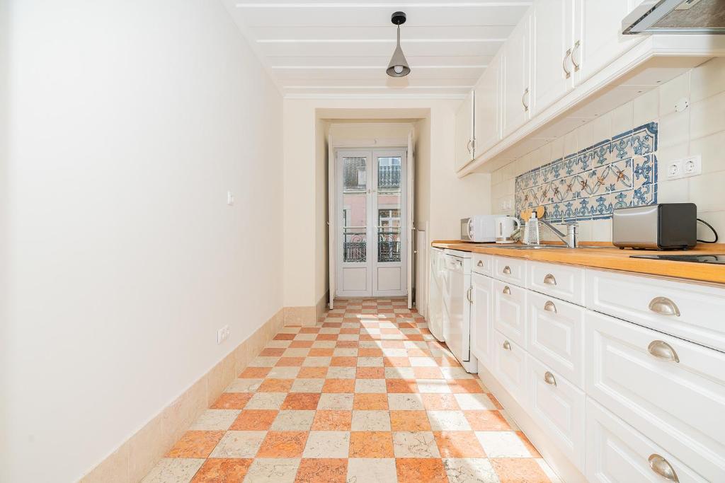 Stunning Apartment in Chiado - Heart of Lisbon - image 4