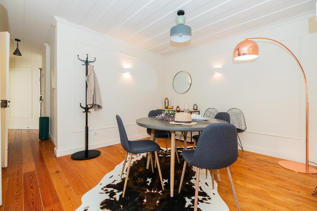Stunning Apartment in Chiado - Heart of Lisbon - image 5