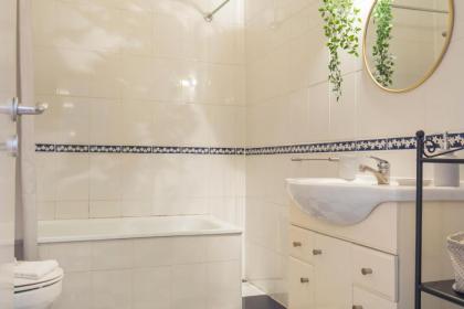 Charming Chiado 2Bedr W/Balcony and View - image 14