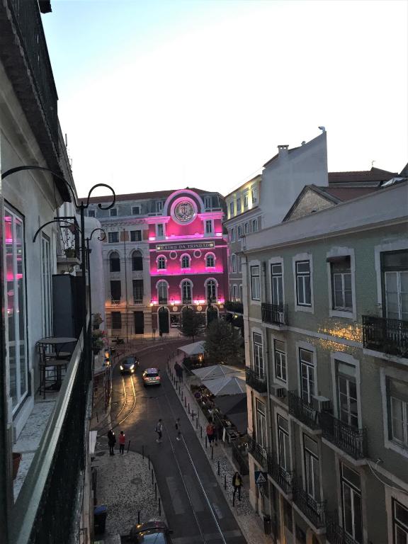 Charming Chiado 2Bedr W/Balcony and View - image 2