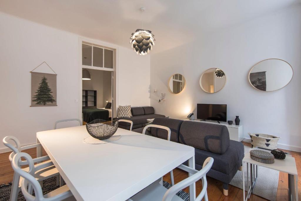 LovelyStay - Spacious 2BR Downtown - 5 min to River - image 2