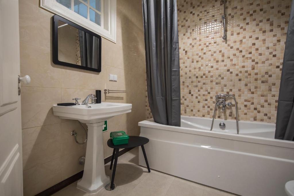 LovelyStay - Spacious 2BR Downtown - 5 min to River - image 3