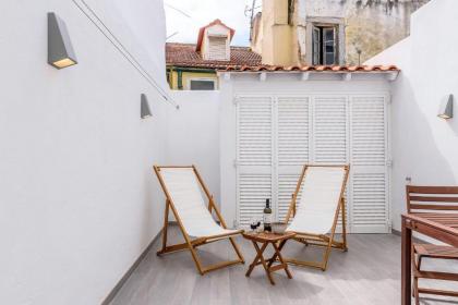 Elegant Apartment with Private Terrace in Chiado - image 1