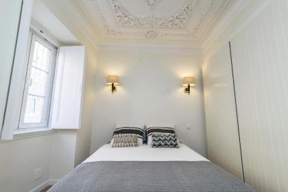 Elegant Apartment with Private Terrace in Chiado - image 20