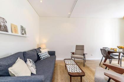 Elegant Apartment with Private Terrace in Chiado - image 9