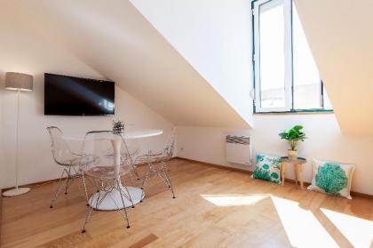 Hip Loft with a View in the Bohemian Principe Real - image 7