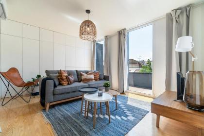 Modern stylish 1 bedroom with varanda near Avenida - image 1