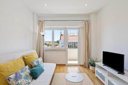 Spacious 1 Bed Apt w/Balcony Sleeps 3 - image 1