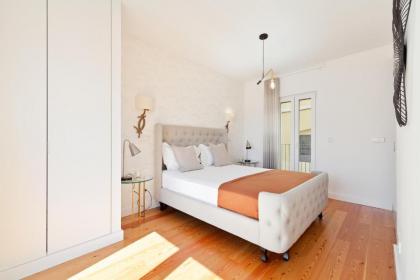 Stunning 2 Bed Apt Sleeps 6 nr Av Almirante Reis - image 12