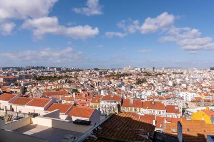 Bright Flat for 6 in Central Graça by GuestReady - image 1