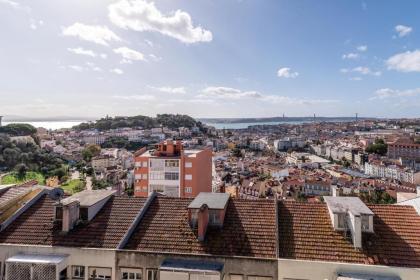 Bright Flat for 6 in Central Graça by GuestReady - image 11