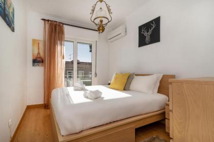 Bright Flat for 6 in Central Graça by GuestReady - image 2