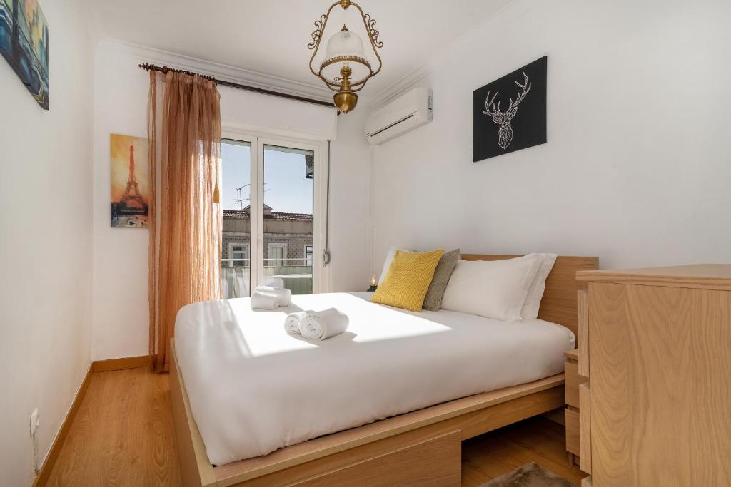 Bright Flat for 6 in Central Graça by GuestReady - image 2