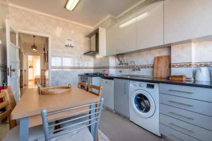 Bright Flat for 6 in Central Graça by GuestReady - image 6