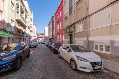 1bd Industrial-Styled Home in Lisbon by GuestReady - image 13